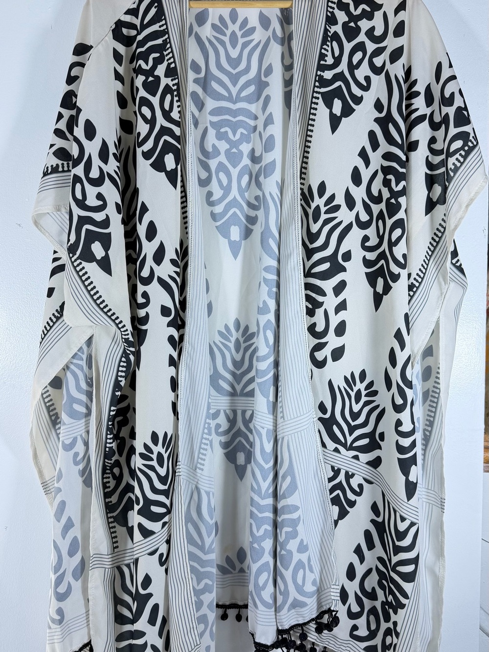 Women’s Elegant Black & White Patterned Kimono Cover-Up